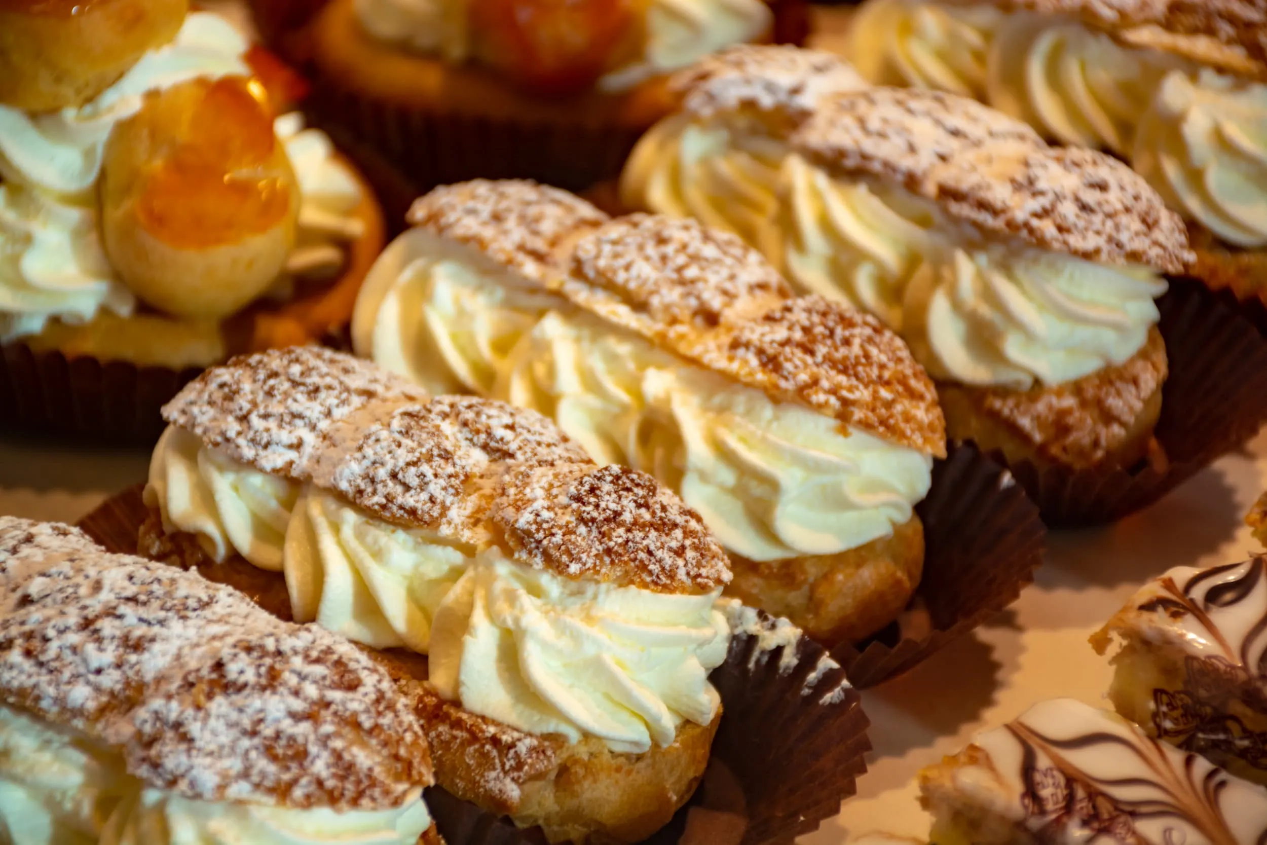 Pâtisseries Paris-Brest fraîchement cuites dans la patisserie traditionnelle d’un petit village provençal