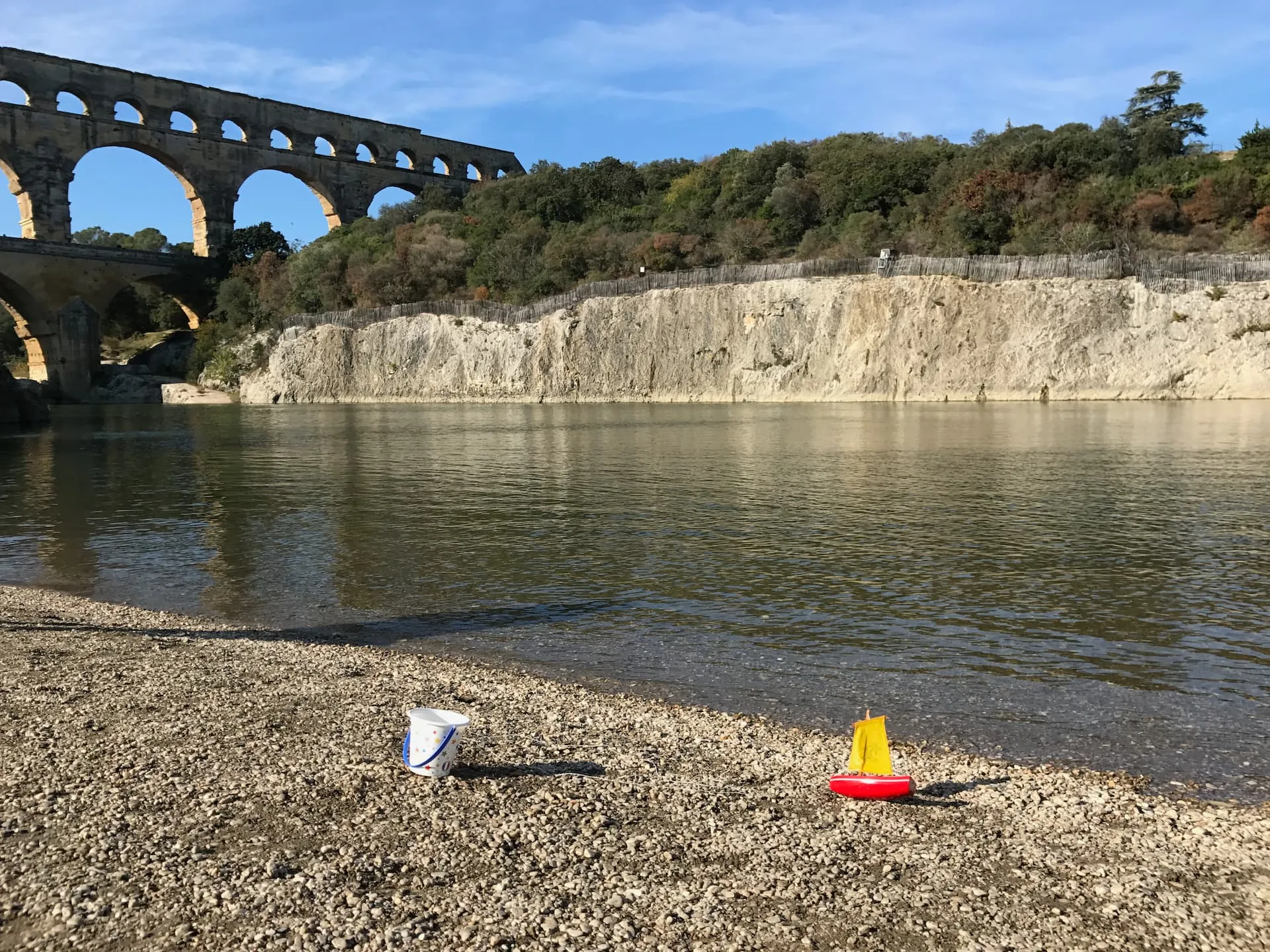 Pique-nique sur la plage de graviers au Pont du Gard en bordure du Gardon